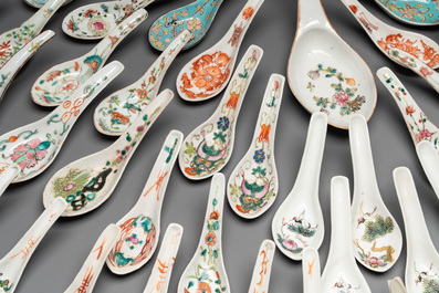 An extensive collection of 62 Chinese porcelain spoons, 19/20th C.