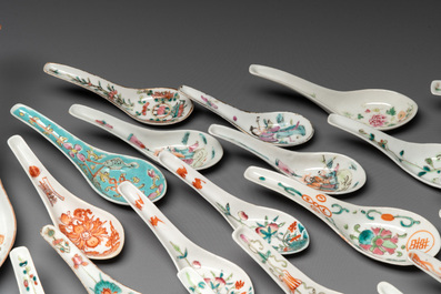 An extensive collection of 62 Chinese porcelain spoons, 19/20th C.