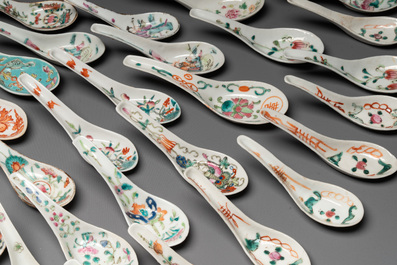 An extensive collection of 62 Chinese porcelain spoons, 19/20th C.