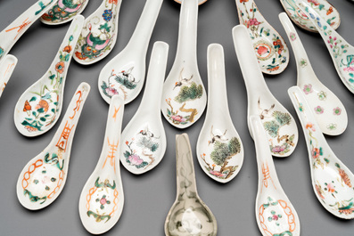 An extensive collection of 62 Chinese porcelain spoons, 19/20th C.