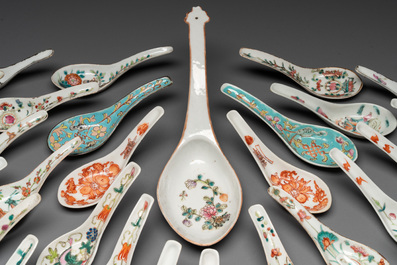 An extensive collection of 62 Chinese porcelain spoons, 19/20th C.