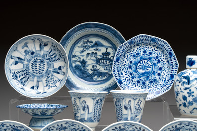 20 Chinese blue and white wares, 19th C.