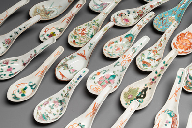 An extensive collection of 62 Chinese porcelain spoons, 19/20th C.