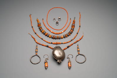 A varied group of five Tibetan necklaces, three rings and four earbobs with red coral, 19/20th C.