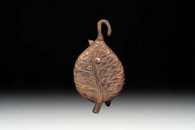 A varied collection of ten Indian bronze objects, 19/20th C.