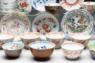 A varied collection of 24 Chinese porcelain wares, Kangxi and later