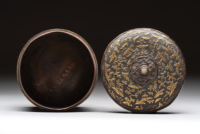 An imperial Vietnamese gold and silver-inlaid cylindrical tea box and cover, Hợp kim gồm ba lượng ch&iacute;n ph&acirc;n v&agrave;ng bảy ph&acirc;n đồng  mark, 18/19th C.