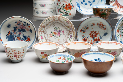 A varied collection of 24 Chinese porcelain wares, Kangxi and later