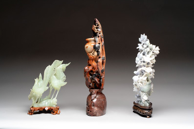 A Chinese soapstone vase with stand and two jadeite carvings on wooden stands, 19/20th C.