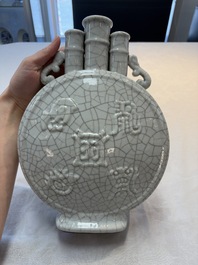 A Chinese Ge-type moonflask, Yongzheng mark, 19/20th C.
