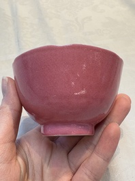 A pair of Chinese ruby-pink-glazed cups with floral anhua design, 18/19th C.