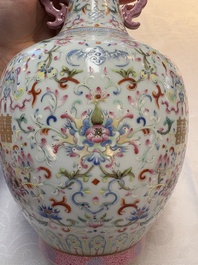 A Chinese famille rose 'double happiness' vase with 'chilong' handles, Daoguang mark, 20th C.