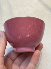 A pair of Chinese ruby-pink-glazed cups with floral anhua design, 18/19th C.