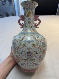A Chinese famille rose 'double happiness' vase with 'chilong' handles, Daoguang mark, 20th C.
