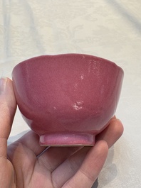 A pair of Chinese ruby-pink-glazed cups with floral anhua design, 18/19th C.