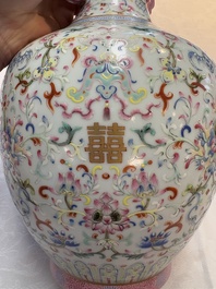 A Chinese famille rose 'double happiness' vase with 'chilong' handles, Daoguang mark, 20th C.