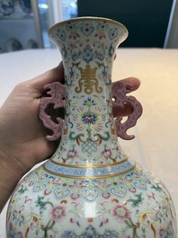 A Chinese famille rose 'double happiness' vase with 'chilong' handles, Daoguang mark, 20th C.