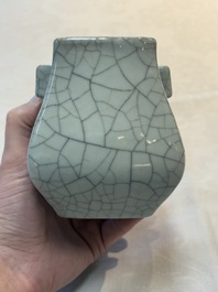 A small Chinese ge-type 'hu' vase, 18/19th C.