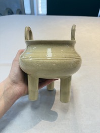 A Chinese Swatow cream-glazed tripod censer with wooden cover, 18/19th C.
