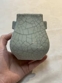 A small Chinese ge-type 'hu' vase, 18/19th C.