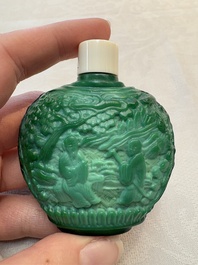 A collection of 12 Chinese glass snuff bottles, 19/20th C.