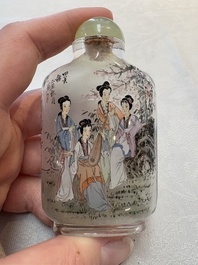 A collection of 12 Chinese glass snuff bottles, 19/20th C.