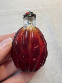 A collection of 12 Chinese glass snuff bottles, 19/20th C.