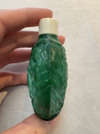 A collection of 12 Chinese glass snuff bottles, 19/20th C.