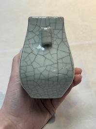 A small Chinese ge-type 'hu' vase, 18/19th C.