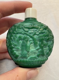 A collection of 12 Chinese glass snuff bottles, 19/20th C.