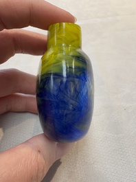A collection of 12 Chinese glass snuff bottles, 19/20th C.