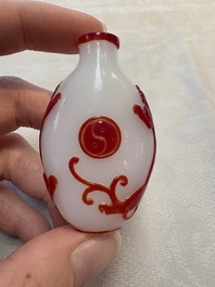 A collection of 12 Chinese glass snuff bottles, 19/20th C.
