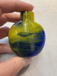 A collection of 12 Chinese glass snuff bottles, 19/20th C.