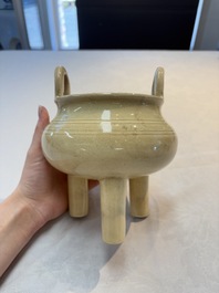 A Chinese Swatow cream-glazed tripod censer with wooden cover, 18/19th C.