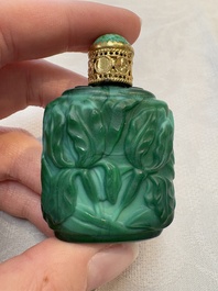 A collection of 12 Chinese glass snuff bottles, 19/20th C.