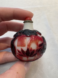 A collection of 12 Chinese glass snuff bottles, 19/20th C.