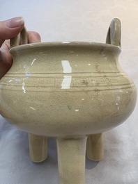 A Chinese Swatow cream-glazed tripod censer with wooden cover, 18/19th C.