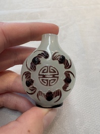 A collection of 12 Chinese glass snuff bottles, 19/20th C.
