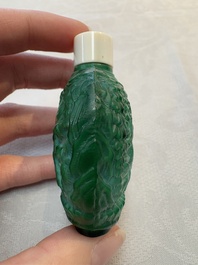 A collection of 12 Chinese glass snuff bottles, 19/20th C.