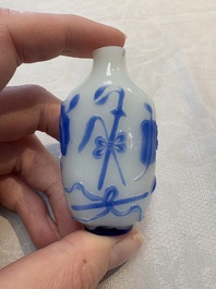 A collection of 12 Chinese glass snuff bottles, 19/20th C.