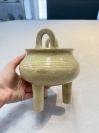 A Chinese Swatow cream-glazed tripod censer with wooden cover, 18/19th C.