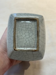 A small Chinese ge-type 'hu' vase, 18/19th C.