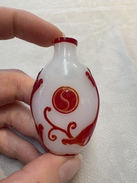 A collection of 12 Chinese glass snuff bottles, 19/20th C.
