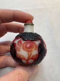A collection of 12 Chinese glass snuff bottles, 19/20th C.