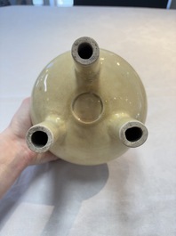 A Chinese Swatow cream-glazed tripod censer with wooden cover, 18/19th C.