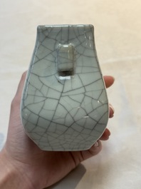 A small Chinese ge-type 'hu' vase, 18/19th C.