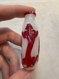 A collection of 12 Chinese glass snuff bottles, 19/20th C.
