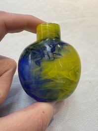 A collection of 12 Chinese glass snuff bottles, 19/20th C.