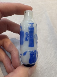 A collection of 12 Chinese glass snuff bottles, 19/20th C.