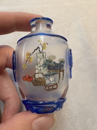 A collection of 12 Chinese glass snuff bottles, 19/20th C.